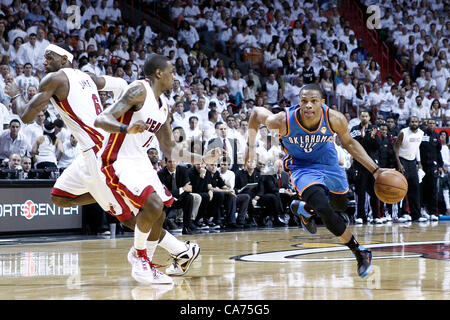 19.06.2012. Miami, Florida, USA.  Oklahoma City Thunder point guard Russell Westbrook (0) drives past Miami Heat point guard Mario Chalmers (15) during the first quarter of Game 4 of the 2012 NBA Finals, Thunder at Heat, at the American Airlines Arena, Miami, Florida, USA. Stock Photo