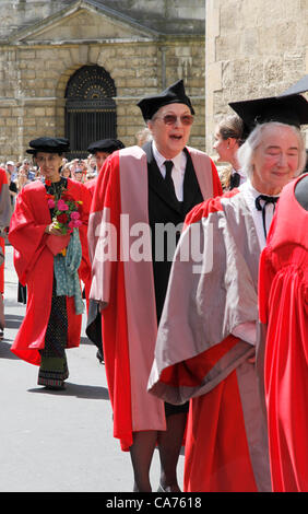 Oxford, UK. Wednesday June 20th 2012. Daw Aung San Suu Kyi (with flowers) walks in the Oxford University Encaenia procession. Aung San Suu Kyi is Chairman of the Burmese National League for Democracy and member of the Burmese parliament  She is awarded the Honorary Degree of Doctor of Civil Law by Oxford University from which she graduated in 1969 in recognition of her fight for democracy in Burma. Stock Photo