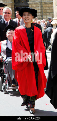 Oxford, UK. Wednesday June 20th 2012. Daw Aung San Suu Kyi (in red) walks in the Oxford University Encaenia procession. Aung San Suu Kyi is Chairman of the Burmese National League for Democracy and member of the Burmese parliament  She is awarded the Honorary Degree of Doctor of Civil Law by Oxford University from which she graduated in 1969 in recognition of her fight for democracy in Burma. Stock Photo