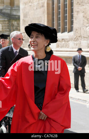 Oxford, UK. Wednesday June 20th 2012. Daw Aung San Suu Kyi laughs with well-wishers during the Oxford University Encaenia procession. Aung San Suu Kyi is Chairman of the Burmese National League for Democracy and member of the Burmese parliament  She is awarded the Honorary Degree of Doctor of Civil Law by Oxford University from which she graduated in 1969 in recognition of her fight for democracy in Burma. Stock Photo