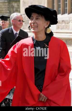 Oxford, UK. Wednesday June 20th 2012. Daw Aung San Suu Kyi laughs with well-wishers during the Oxford University Encaenia procession. Aung San Suu Kyi is Chairman of the Burmese National League for Democracy and member of the Burmese parliament  She is awarded the Honorary Degree of Doctor of Civil Law by Oxford University from which she graduated in 1969 in recognition of her fight for democracy in Burma. Stock Photo