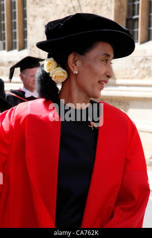 Oxford, UK. Wednesday June 20th 2012. Daw Aung San Suu Kyi walks in the Oxford University Encaenia procession. Aung San Suu Kyi is Chairman of the Burmese National League for Democracy and member of the Burmese parliament  She is awarded the Honorary Degree of Doctor of Civil Law by Oxford University from which she graduated in 1969 in recognition of her fight for democracy in Burma. Stock Photo