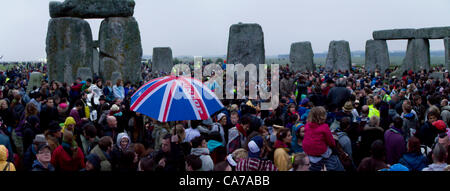 Hundreds of people at Stonehenge, UK, just after sunrise on the morning of the summer solstice on 21st June 2012. Stock Photo