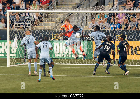 Philadelphia, USA. 23 June, 2012. Philadelphia Union goalie Zac MacMath fights off Sporting KC attackers at the net during a professional MLS soccer / football match Stock Photo
