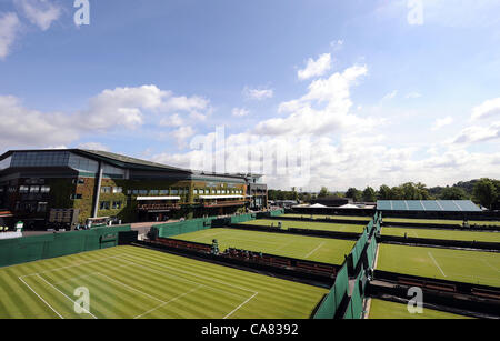 CENTRE COURT & OUTSIDE COURTS THE WIMBLEDON CHAMPIONSHIPS 20 THE ALL ENGLAND TENNIS CLUB WIMBLEDON LONDON ENGLAND 25 June 201 Stock Photo