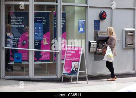 NatWest Bank, Marylebone High Street, London, UK 25.06.2012 Natwest and Royal Bank of Scotland were struggling to clear a large backlog of bank account payments after fixing a computer fault that left customers unable to pay bills or move money. Stock Photo