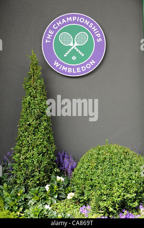 WIMBLEDON LOGO & FLOWER BED THE WIMBLEDON CHAMPIONSHIPS 20 THE ALL ENGLAND TENNIS CLUB WIMBLEDON LONDON ENGLAND 25 June 2012 Stock Photo