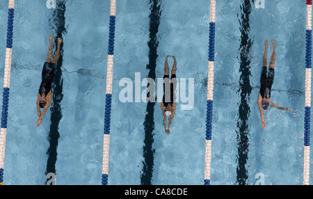 Natalie Coughlin swims in the women's 100-meter backstroke ...