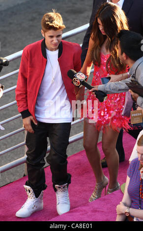 JUSTIN BIEBER & SELENA GOMEZ KATY PERRY: PART OF ME. LOS ANGELES PREMIERE HOLLYWOOD LOS ANGELES CALIFORNIA USA 26 June 2012 Stock Photo