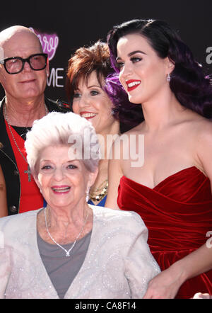 KEITH PERRY & MARY PERRY & ANN HUDSON & KATY PERRY KATY PERRY: PART OF ME. LOS ANGELES PREMIERE HOLLYWOOD LOS ANGELES CALIFORN Stock Photo