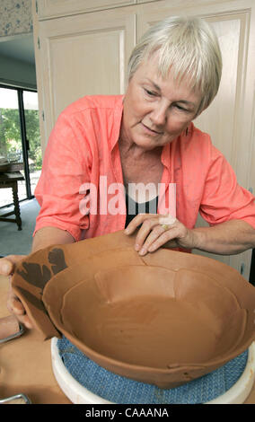 Artist VIRGINIA CARTWRIGHT places a piece of clay onto a serving bowl she's making with a 'folded and layered' technique, not thrown on potters wheel. See photo x001 for detail of her cutting pieces of dark clay she inlaid into the peice she's working with in this photo.  U/T photo CHARLIE NEUMAN Stock Photo