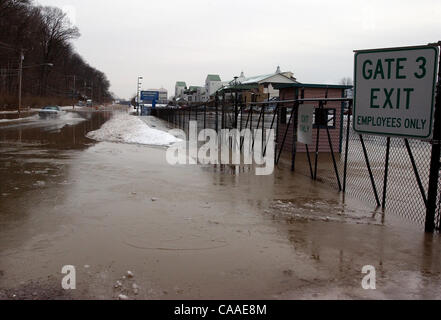 Feb 26, 2003 - Cincinnati, Ohio, USA - The rising waters of the Ohio River continue to swell to a flood stage of 52 feet, 26 feet over normal levels. Rising to a 6 year high, the water has covered the parking lots of restaurants, riverfront homes, flooded boat harbors, covered some low laying roads, Stock Photo