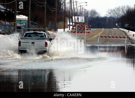 Feb 26, 2003 - Cincinnati, Ohio, USA - The rising waters of the Ohio River continue to swell to a flood stage of 52 feet, 26 feet over normal levels. Rising to a 6 year high, the water has covered the parking lots of restaurants, riverfront homes, flooded boat harbors, covered some low laying roads, Stock Photo