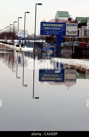 Feb 26, 2003 - Cincinnati, Ohio, USA - The rising waters of the Ohio River continue to swell to a flood stage of 52 feet, 26 feet over normal levels. Rising to a 6 year high, the water has covered the parking lots of restaurants, riverfront homes, flooded boat harbors, covered some low laying roads, Stock Photo