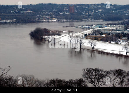 Feb 26, 2003 - Cincinnati, Ohio, USA - The rising waters of the Ohio River continue to swell to a flood stage of 52 feet, 26 feet over normal levels. Rising to a 6 year high, the water has covered the parking lots of restaurants, riverfront homes, flooded boat harbors, covered some low laying roads, Stock Photo