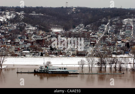 Feb 26, 2003 - Cincinnati, Ohio, USA - The rising waters of the Ohio River continue to swell to a flood stage of 52 feet, 26 feet over normal levels. Rising to a 6 year high, the water has covered the parking lots of restaurants, riverfront homes, flooded boat harbors, covered some low laying roads, Stock Photo