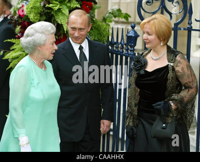 Queen Elizabeth the Second (at the left), the president of Russia Vladimir Putin (in the center) and Lyudmila Putin (on the right) on a banquet in House Spensera . (Credit Image: © PhotoXpress/ZUMA Press) RESTRICTIONS: North and South America Rights ONLY! Stock Photo