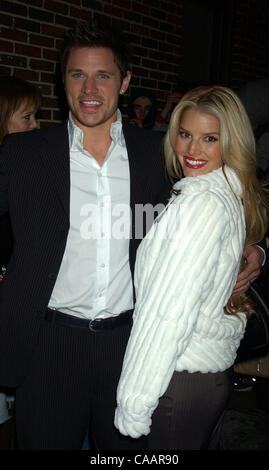 Jan 19, 2004; New York, NY, USA; JESSICA SIMPSON and NICK LACHEY leave the Ed Sullivan theater after taping an episode of the Letterman Show Stock Photo