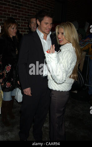 Jan 19, 2004; New York, NY, USA; JESSICA SIMPSON and NICK LACHEY leave the Ed Sullivan theater after taping an episode of the Letterman Show Stock Photo