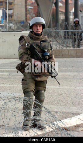 Mar 22, 2004; Kosovo, SERBIA; French soldiers, part of NATO-led peacekeepers in Kosovo (KFOR), watching the guard at the bridge in Kosovska Mitrovica, that divides this troubled city into North (controlled by Serbs) and South (controlled by Albanians). The bridge is blocked with KFOR troops and armo Stock Photo