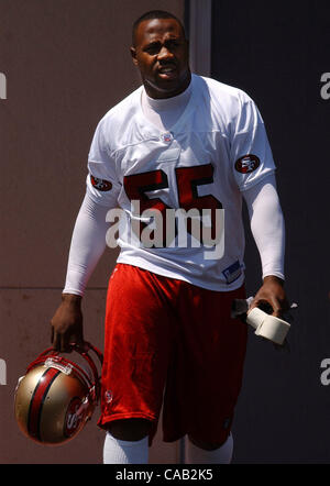 St. Louis Rams Steven Jackson runs against the 49ers at Monster Park in San  Francisco on October 3, 2004. The Rams defeated the 49ers 24-14. (UPI  Photo/Terry Schmitt Stock Photo - Alamy