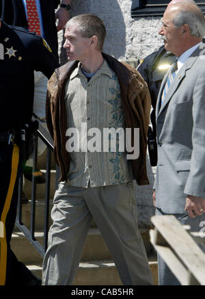 Apr 29, 2004; Somerville, NJ, USA; Former nurse CHARLES CULLEN, 44 years old from Bethlehem, PA, right, is escorted from the Somerset County Courthouse in Somerville, NJ, Thursday, April 29, 2004 after pleading guilty to 13 counts of murder in the 1st degree and 2 counts of attempted murder in the 1 Stock Photo