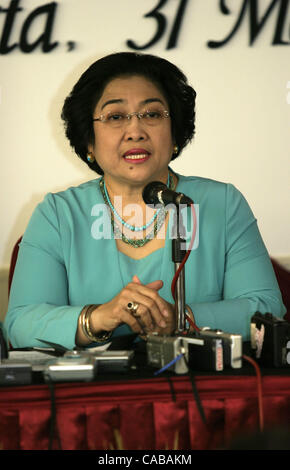 JAKARTA, INDONESIA MAY 31, 2004  Indonesian President Megawati Sukarnoputri (R) speaks to journalists during a press conference at her official residence in Jakarta. Megawati defended government moves against critical foreign human rights activists. Megawati and Muzadi, speaking to journalists at a  Stock Photo