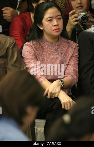 JAKARTA, INDONESIA - MAY 31, 2004  Megawati daughter Puan Maharani listens to Megawati and Hasyim press conference at her official residence.  Megawati 31 May defended goverment moves against critical foreign human rights activists. Megawati and Muzadi, speaking to journalist at rare press conferenc Stock Photo