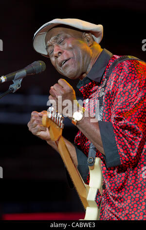 Aug. 25, 2010 - Morrison, Colorado, U.S. - Legendary Blues guitarist and singer, and Rock and Roll Hall of Fame inductee, BUDDY GUY performs during the B.B. King Blues Festival at Red Rocks Amphitheater. (Credit Image: © Don Senia Murray/ZUMApress.com) Stock Photo