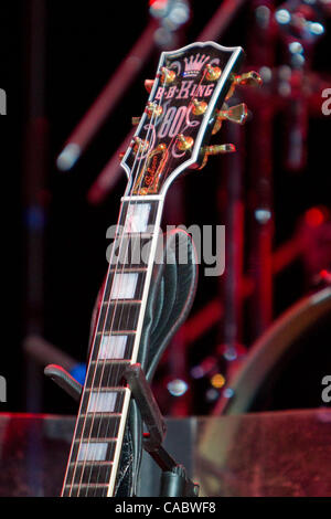 Aug. 25, 2010 - Morrison, Colorado, U.S. - Legendary blues guitarist and singer B.B. King's beloved guitar, Lucille, awaits his entrance for the B.B. King Blues Festival at Red Rocks Amphitheater. (Credit Image: © Don Senia Murray/ZUMApress.com) Stock Photo