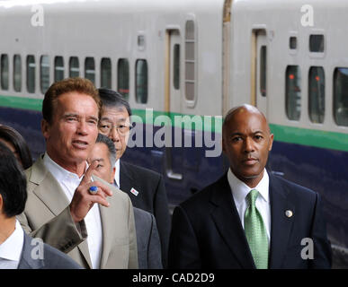 Sep 14, 2010 - Tokyo, Japan - California's Governor Arnold Schwarzenegger (L) looks at JR East's E5 series new high-speed train (not in photo) on the platform of the Tokyo station in Tokyo, on September 14, 2010. Speaking to the local American chamber of commerce before his 'Shinkansen' train ride,  Stock Photo