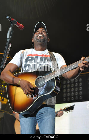 Aug 28, 2010 - Raleigh, North Carolina  USA Singer DARIUS RUCKER performing at the Time Warner Cable Music Pavillion in Raleigh. (copyright Tina Fultz) Stock Photo