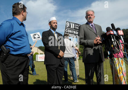 Sep 09, 2010 - Gainesville, Florida, U.S. - Rev. TERRY JONES, right, pastor of the Dove World Outreach Center, announces the cancellation of the planned Quran burning after meeting with Imam MUHAMMAD MUSRI, center, president of the Islamic Society of Central Florida, as associate pastor Wayne Sapp,  Stock Photo