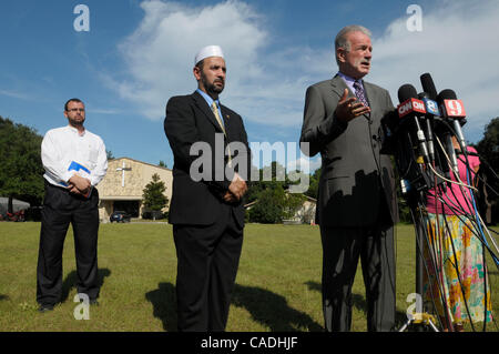 Sep 09, 2010 - Gainesville, Florida, U.S. - Rev. TERRY JONES, right, pastor of the Dove World Outreach Center, announces the cancellation of the planned Quran burning after meeting with Imam MUHAMMAD MUSRI, center, president of the Islamic Society of Central Florida, as associate pastor Wayne Sapp,  Stock Photo
