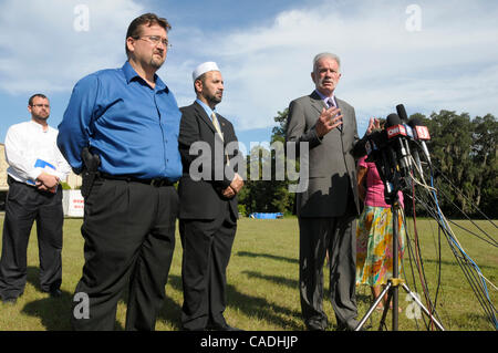 Sep 09, 2010 - Gainesville, Florida, U.S. - Rev. TERRY JONES, right, pastor of the Dove World Outreach Center announces the cancellation of the planned Quran burning after meeting with Imam MUHAMMAD MUSRI, center, president of the Islamic Society of Central Florida, outside Jones's church. Rev. Terr Stock Photo