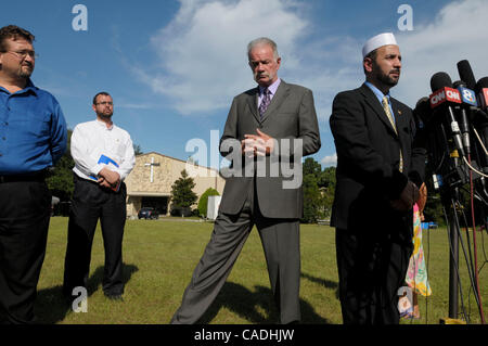 Sep 09, 2010 - Gainesville, Florida, U.S. - Rev. TERRY JONES, left, pastor of the Dove World Outreach Center, walks away from the podium after annoncing the cancellation of the Quran burning after meeting with Imam MUHAMMAD MUSRI, right, president of the Islamic Society of Central Florida, outside J Stock Photo