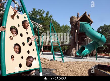 July 24, 2010 - Memphis, TN, U.S. - SUBURBAN CP STAND ALONE - Sat, 24 Jul 10 (mdmgtplay1) Photo by Mike MAPLE     The University of Memphis  Lady Tigers have some fun during a work break Saturday at ''Everybody's Tree House'' at Riverdale Park where the Germantown Parks and Recreation Department was Stock Photo