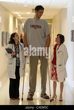 Aug. 20, 2010 - Charlottesville, Virginia, U.S. - University of Virginia endocrinologists Dr. CRISTINA GHERGHE, left, and Dr. MARY LEE VANCE, right, stand with the world's tallest man SULTAN KOSEN Friday at the University of Virginia Medical Center. Turkish-born Kosen, who stands 8ft. 2inches tall,  Stock Photo