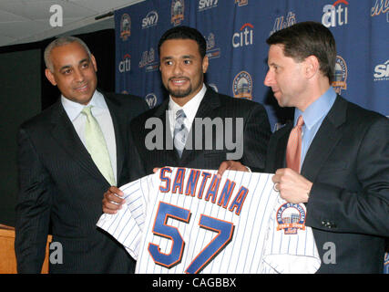 NEW YORK, NEW YORK - JUNE 27: Anne and Sarah Seaver, the daughters of New  York Mets Hall of Famer Tom Seaver and Mets COO Jeff Wilpon during a  ceremon Stock Photo - Alamy