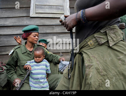 Female Congolese soldier with child, FARDC, Mushake, Democratic Republic of Congo Stock Photo