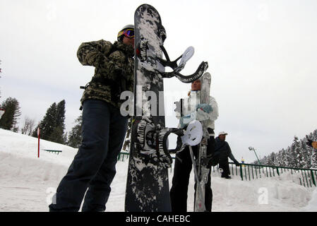 skier carring skiing equipment  at the famous hill station of Gulmarg, 50 kilometres from Srinagar, summer capital of Indian administered Kashmir on 16/1/2008 The preparations have begun for the inauguration of National Winter games, which are going to start from gebruary 18 in the valley of Gulmarg Stock Photo