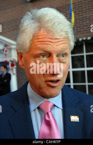 Dec. 8, 2007 - Charleston, South Carolina, USA - Former President BILL CLINTON tours the MUSC Childrens spending time with patients at the hospital after he hosted a healthcare roundtable speaking with hospital admistrative personal and medical doctors at the MUSC Childrens Hospital.  Former Preside Stock Photo