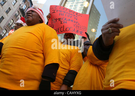 64 year-old Gloria Knight (l.) of Brooklyn protesting outside of a Washington Mutual branch on 13th. and Broadway. New Yorkers rally in front of a Washington Mutual Bank where they say they became victims of the sub-prime mortgage industry. They demanded on Christmas eve that the lenders let the, ke Stock Photo