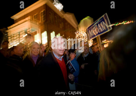 Exeter, NH - 1/7/08 - Presidential Candidate Senator John McCain at a campaign event at the Exeter Town Hall in Exeter, NH January 7, 2008.      (Photo by Gordon M. Grant / Zuma Press) Stock Photo
