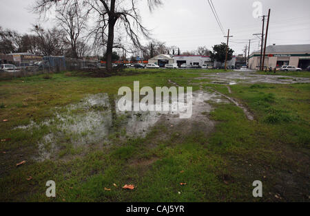 The city of Sacramento is in the process of buying its first piece of central parkland in more than 30 years - a half acre of polluted land next to the light rail tracks in midtown pictured here along 19th Street Tuesday, January 8, 2008. City parks officials say they hope to turn it into a public g Stock Photo