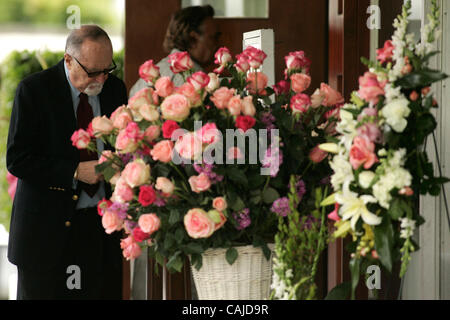 Jan 23, 2008 - Los Angeles, CA, USA -  GIL CATES , film director and producer of the Academy Awards, arrives for the funeral for Suzanne Pleshette who passed away January 20, 2008 at her home. The service was held at Hillside Memorial Park and Mortuary.  Photo by Jonathan Alcorn/ZUMA Press. © Copyri Stock Photo