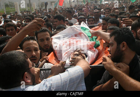 Sep 27, 2007 - Gaza City, Palestinian Territory - Palestinians carry the body of Mohammad Adwan, a member of the exlusive forces loyel Hamas movement, prior to his funeral in Gaza City. The Israeli military killed two Palestinian militants in the Gaza Strip early today, bringing the death toll to 11 Stock Photo
