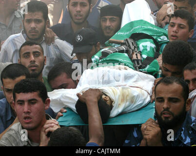 Sep 27, 2007 - Gaza City, Palestinian Territory - Palestinians carry the body of Mohammad Adwan to be buried with AK-47 rifle, a member of the exlusive forces loyel Hamas movement, prior to his funeral in Gaza City. The Israeli military killed two Palestinian militants in the Gaza Strip early today, Stock Photo