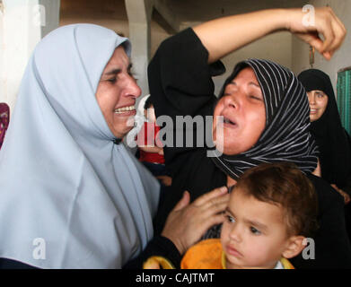 Sep 27, 2007 - Gaza City, Palestinian Territory - Palestinians relatives grieve during the funeral of Mohammad Adwan, a member of the exlusive forces loyel Hamas movement. The Israeli military killed two Palestinian militants in the Gaza Strip early today, bringing the death toll to 11 and one of th Stock Photo