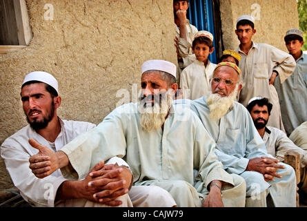 Sep 28, 2007 - Khoshki Daudah, Afghanistan - Afghan men gather outside a store to talk with paratroopers, from the 2nd Battilion, 321st Field Artillery Regiment, 82nd Airborne Division, in Khoshki Daudah about the construction of the new Sabari district center and if they have any information on Tal Stock Photo